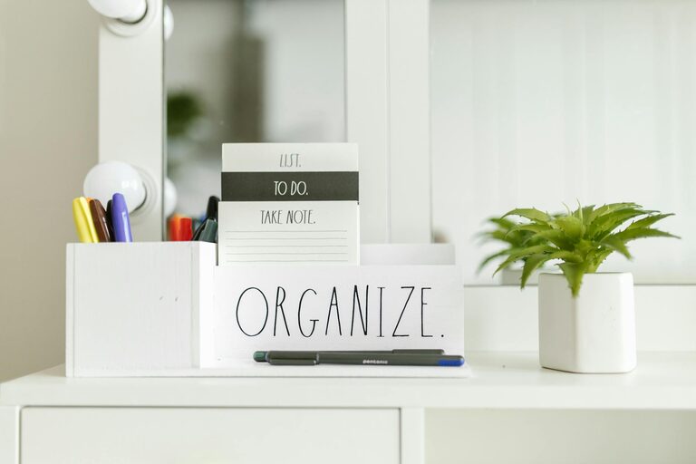 Conseils pratiques pour organiser efficacement son espace de travail à la maison