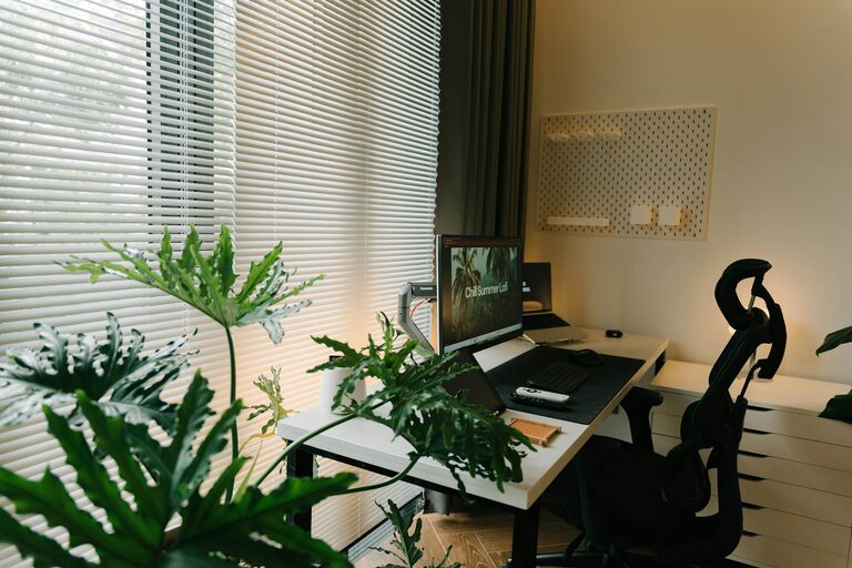 Comment organiser un espace de travail ergonomique à la maison pour améliorer la concentration